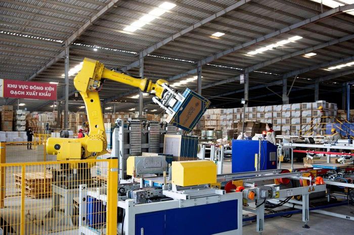 Dây chuyền sản xuất gạch trong một nhà máy của Á Mỹ. Ảnh: DN. 