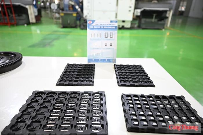 Sản phẩm SUS-SIMTRAY và SIMTRAY do nhà máy Z111 thực hiện cung ứng cho Tập đoàn Samsung. Ảnh: Nguyên Khánh