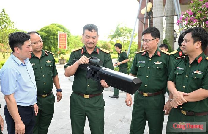 Đại tá Lê Anh Sơn, Phó cục trưởng Cục Quản lý công nghệ, Tổng cục Công nghiệp Quốc phòng kiểm tra hệ thống chống UAV cự ly 3 km tại Nhà máy Z111. Ảnh: Nguyên Khánh 