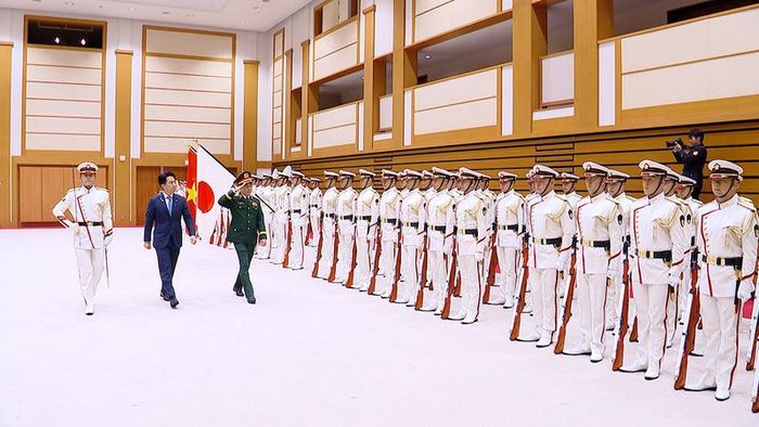 Bộ trưởng Bộ Quốc phòng Nhật Bản Koizumi Shinjiro chủ trì lễ đón chính thức Đại tướng Phan Văn Giang. Ảnh: Thu Trang