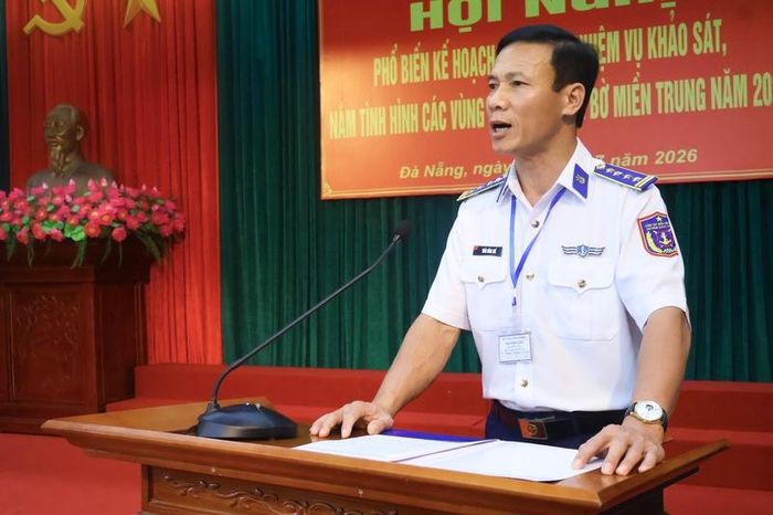 Đại tá Trần Hồng Quế, Phó Chính ủy Bộ Tư lệnh Vùng Cảnh sát biển 2 phát biểu tại Hội nghị phổ biến kế hoạch thực hiện nhiệm vụ khảo sát, nắm tình hình các vùng biển, đảo ven bờ miền Trung 2026. Ảnh: Diễm Phúc