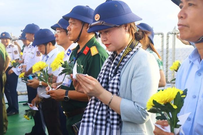 Các đại biểu xúc động trước giây phút thiêng liêng này. Ảnh: Diễm Phúc