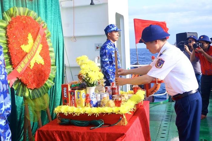 Trung tướng Bùi Quốc Oai, Bí thư Đảng ủy, Chính ủy Cảnh sát biển Việt Nam dâng hương, dâng hoa tưởng niệm. Ảnh: Diễm Phúc