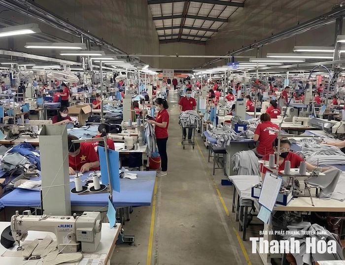 Công ty TNHH May Thiệu Đô, xã Thiệu Trung đầu tư máy móc, thiết bị hiện đại, từng bước nâng cao năng suất lao động và chất lượng sản phẩm.