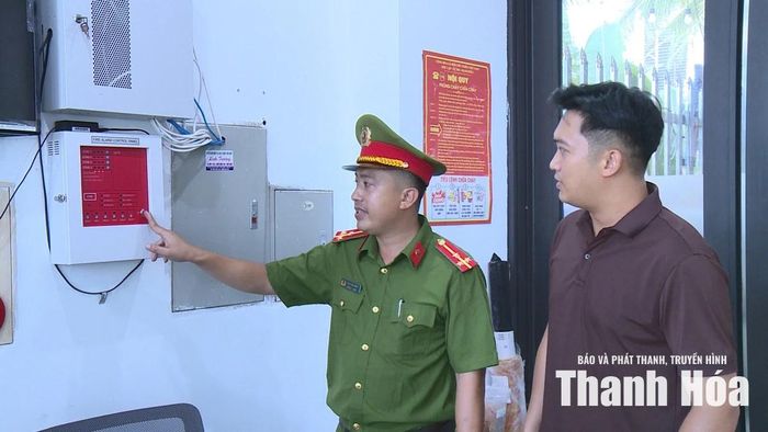 Công an xã Hoằng Tiến hướng dẫn chủ cơ sở kinh doanh dịch vụ hoàn thiện hồ sơ nội bộ về trang thiết bị PCCC&CNCH.