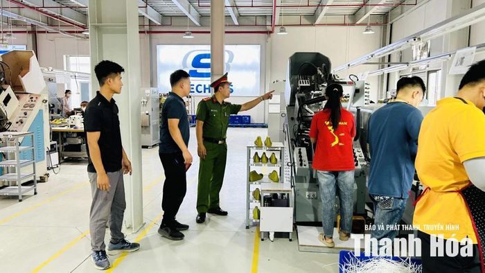 Lực lượng cảnh sát PCCC&CNCH kiểm tra điều kiện về an toàn PCCC, CNCH tại các cơ sở sản xuất, kinh doanh.