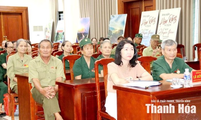 Đại diện lãnh đạo Hội Cựu TNXP tỉnh và phường Hàm Rồng cùng đại biểu dự tọa đàm.