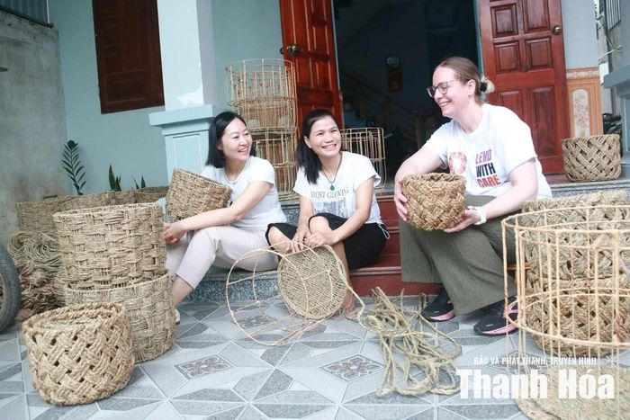 Nhiều phụ nữ xã Ba Đình vay vốn Tổ chức TCVM Thanh Hóa làm hàng thủ công mỹ nghệ.