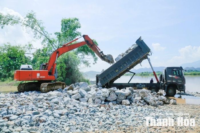 Đơn vị thi công đang đẩy nhanh tiến độ thi công công trình kè bờ tả sông Mã tại thôn Kim Mẫm, xã Cẩm Tú.