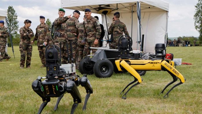 Các sĩ quan quân đội Pháp xem xét các robot thử nghiệm được trưng bày trong sự kiện CoHoMa Challenge vào ngày 6 tháng 5. Ảnh: AFP.