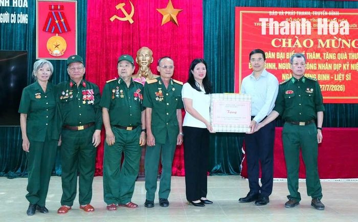 Phó Bí thư Thường trực Tỉnh ủy Nguyễn Hồng Phong tặng quà cho các đối tượng chính sách tại Trung tâm Nuôi dưỡng, điều dưỡng người có công Thanh Hóa.