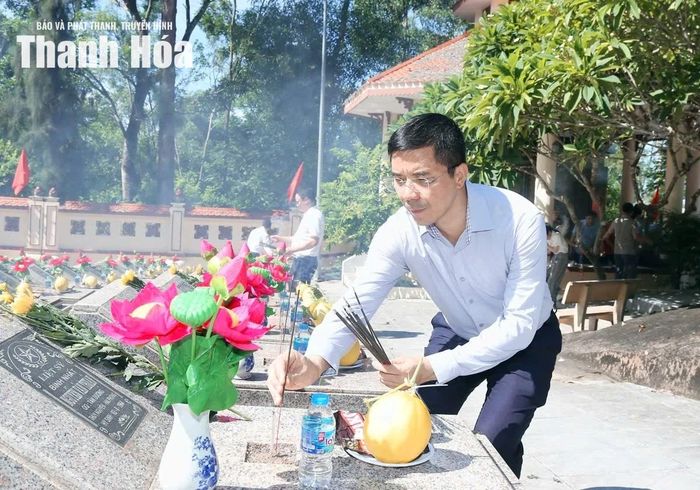 Phó Bí thư Thường trực Tỉnh ủy Nguyễn Hồng Phong thắp hương lên từng phần mộ liệt sĩ.