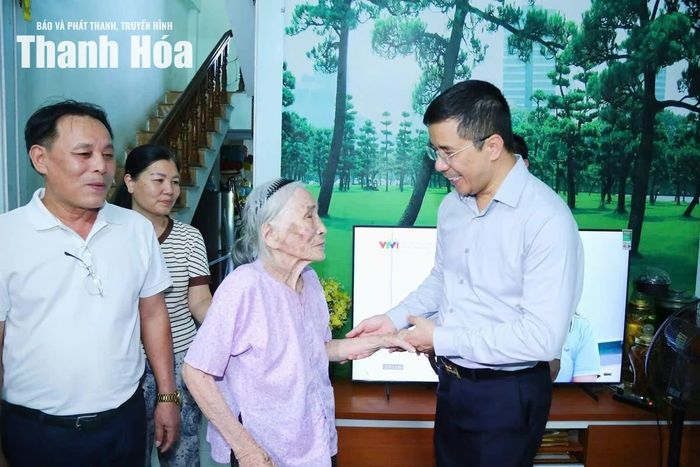Phó Bí thư Thường trực Tỉnh ủy Nguyễn Hồng Phong thăm hỏi sức khỏe bà Văn Thị Nụ, là vợ liệt sĩ ở phường Sầm Sơn.