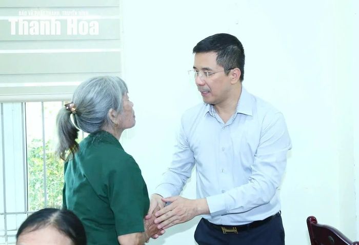 Phó Bí thư Thường trực Tỉnh ủy Nguyễn Hồng Phong động viên đối tượng chính sách tại Trung tâm Nuôi dưỡng, điều dưỡng người có công Thanh Hóa.