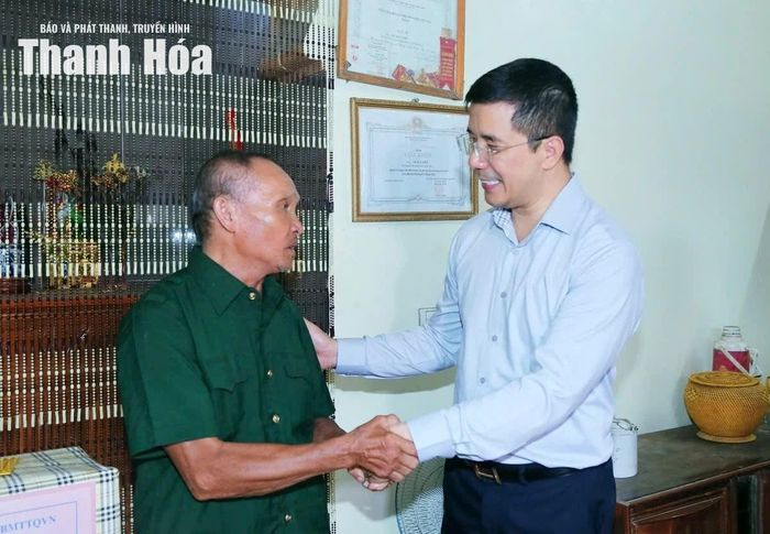 Phó Bí thư Thường trực Tỉnh ủy Nguyễn Hồng Phong thăm hỏi sức khỏe thương binh 81% Lê Duy Tiếp ở phường Quảng Phú.