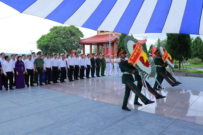 Đoàn đại biểu hai địa phương dâng hương tại Nghĩa trang liệt sĩ thành phố Đà Nẵng.