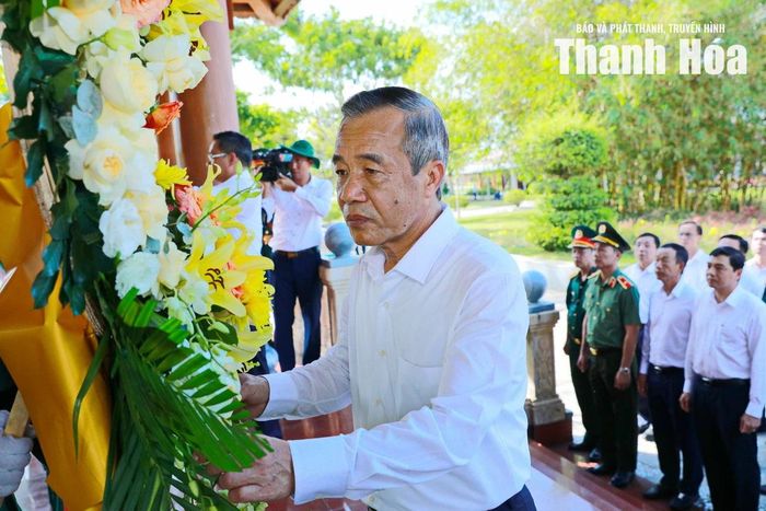 Bí thư Tỉnh ủy Thanh Hóa Lê Đức Thái dâng hoa viếng các Anh hùng liệt sĩ.