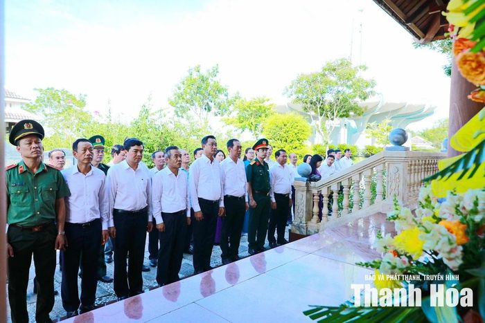 Đoàn đại biểu tỉnh Thanh Hóa và thành phố Đà Nẵng dâng hoa, dâng hương tại Nhà bia ghi danh các liệt sĩ quê hương Thanh Hóa hy sinh trong kháng chiến tại Quảng Nam (nay là thành phố Đà Nẵng).