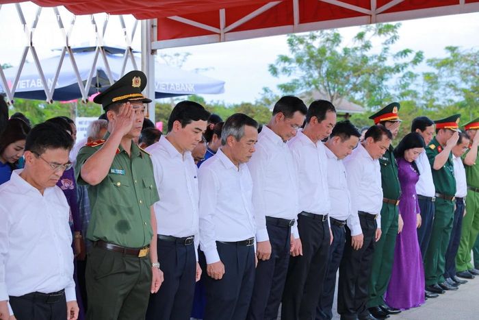 Đoàn đại biểu tỉnh Thanh Hóa và thành phố Đà Nẵng dành phút mặc niệm, bày tỏ lòng biết ơn sâu sắc đối với các Mẹ Việt Nam Anh hùng và các Anh hùng liệt sĩ.