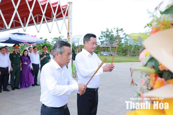 Bí thư Tỉnh ủy Thanh Hóa Lê Đức Thái và Bí thư Thành ủy Đà Nẵng Lê Ngọc Quang dâng hương tưởng nhớ các Mẹ Việt Nam Anh hùng.