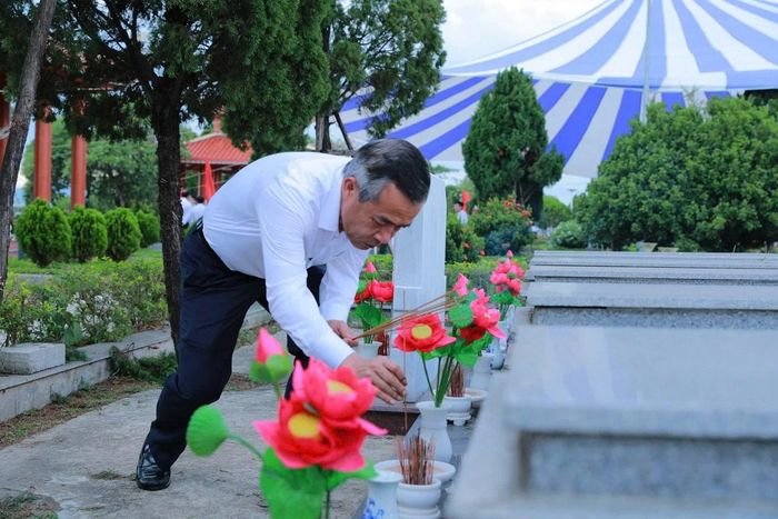 Bí thư Tỉnh ủy Thanh Hóa Lê Đức Thái thắp hương lên phần mộ liệt sĩ.