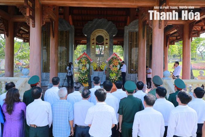 Đoàn đại biểu tỉnh Thanh Hóa và thành phố Đà Nẵng dâng hương tại Nhà bia ghi danh các liệt sĩ quê hương Thanh Hóa hy sinh trong kháng chiến tại Quảng Nam (nay là thành phố Đà Nẵng).