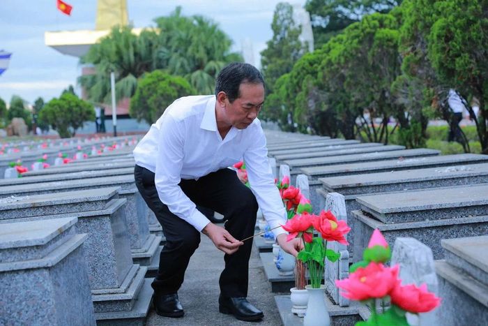Phó Bí thư Tỉnh ủy Thanh Hóa Trịnh Tuấn Sinh thắp hương lên phần mộ liệt sĩ.