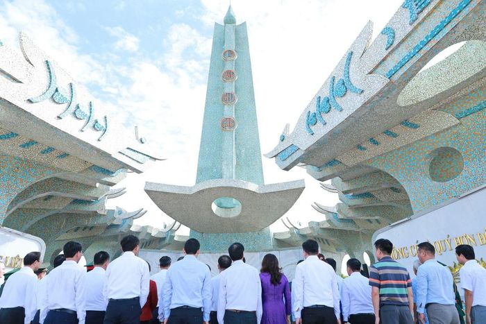 Đoàn đại biểu tỉnh Thanh Hóa và thành phố Đà Nẵng dâng hương các Anh hùng liệt sĩ.