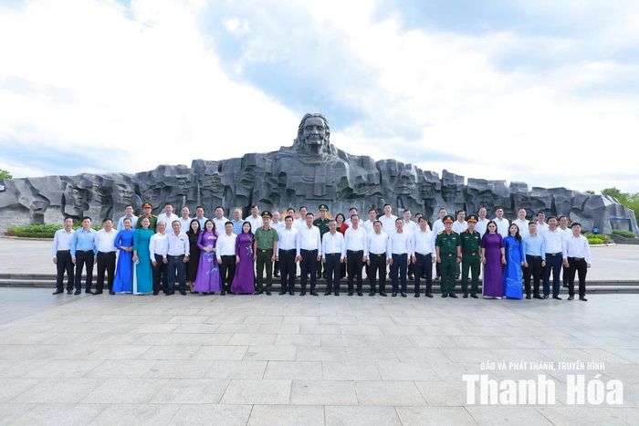 Đoàn đại biểu tỉnh Thanh Hóa và thành phố Đà Nẵng chụp ảnh lưu niệm tại Tượng đài Mẹ Việt Nam Anh hùng.