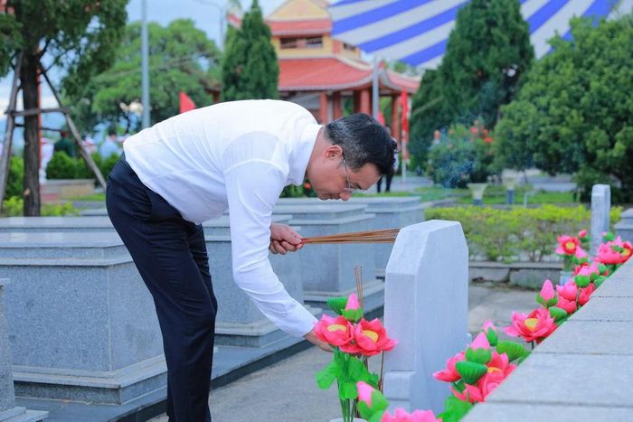 Bí thư Thành ủy Đà Nẵng Lê Ngọc Quang thắp hương lên phần mộ liệt sĩ.