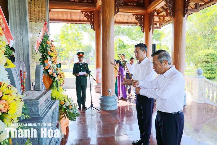 Bí thư Tỉnh ủy Thanh Hóa Lê Đức Thái và Bí thư Thành ủy Đà Nẵng Lê Ngọc Quang dâng hương tưởng nhớ các Anh hùng liệt sĩ.