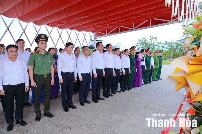 Đoàn đại biểu tỉnh Thanh Hóa và thành phố Đà Nẵng dâng hoa, dâng hương tại Tượng đài Mẹ Việt Nam Anh hùng.