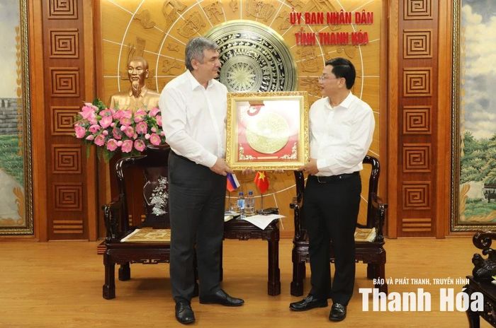 Phó Chủ tịch Thường trực UBND tỉnh Thanh Hóa Mai Xuân Liêm tặng quà cho ông V.G. Kalganov, Phó Chủ tịch Ủy ban Đối ngoại TP Saint Petersburg, Liên bang Nga.