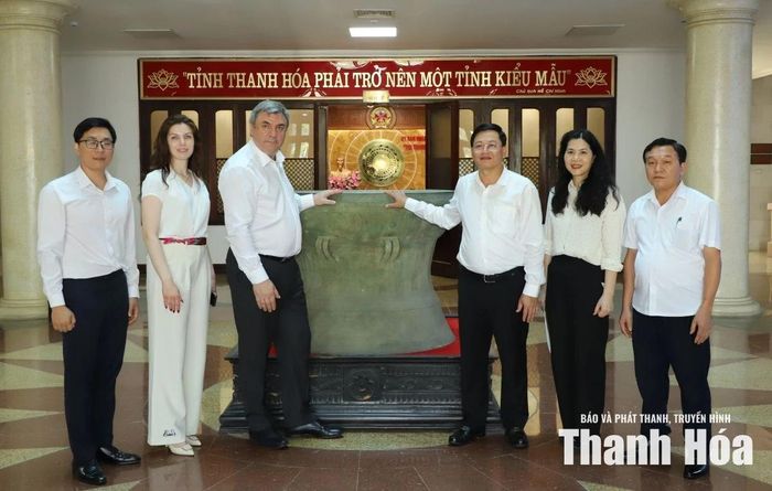 Phó Chủ tịch Thường trực UBND tỉnh Thanh Hóa Mai Xuân Liêm chụp ảnh lưu niệm với Đoàn công tác của Ủy ban Đối ngoại TP Saint Petersburg, Liên bang Nga.