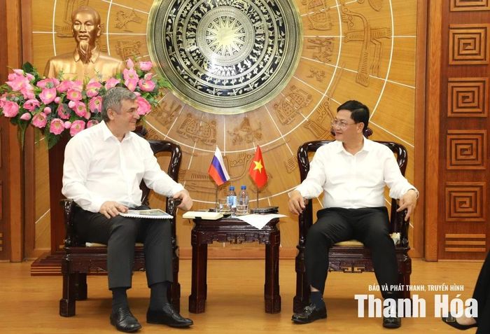 Phó Chủ tịch Thường trực UBND tỉnh Mai Xuân Liêm thông tin về tiềm năng, lợi thế, thành tựu phát triển kinh tế - xã hội của tỉnh Thanh Hóa đến ông V.G. Kalganov cùng đoàn công tác.