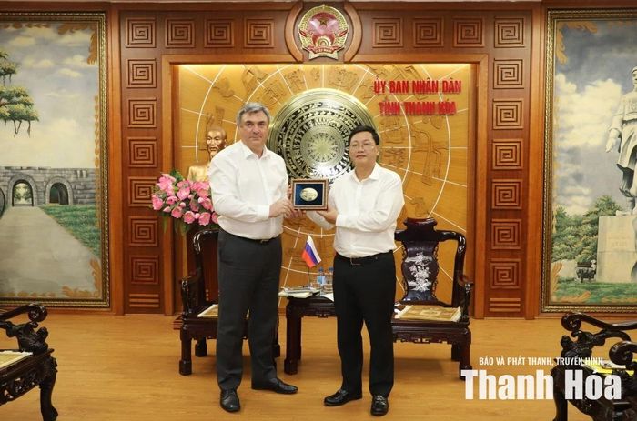 Phó Chủ tịch Ủy ban Đối ngoại TP Saint Petersburg, Liên bang Nga V.G. Kalganov tặng quà cho Phó Chủ tịch Thường trực UBND tỉnh Thanh Hóa Mai Xuân Liêm.