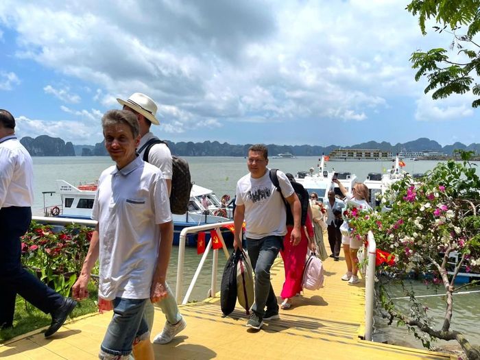 Đầu tháng 5 vừa qua, đoàn hơn 100 du khách Nga đã lựa chọn Quảng Ninh để tổ chức chương trình hội nghị kết hợp nghỉ dưỡng kéo dài 5 ngày 4 đêm. Ảnh: Báo Quảng Ninh