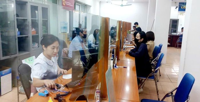 Giải quyết chế độ liên quan đến bảo hiểm xã hội cho người lao động. Ảnh: Nhật Dương.