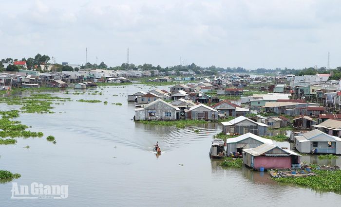 Làng bè Châu Đốc - một trong những địa điểm du lịch thu hút đông đảo du khách. Ảnh: MINH HIỂN