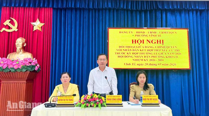 Lãnh đạo phường Vĩnh Tế đối thoại, lắng nghe tâm tư, nguyện vọng của nhân dân. Ảnh: THANH TIẾN