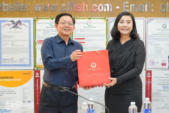 Phó Thủ tướng Chính phủ Hồ Quốc Dũng tặng quà cho đại diện Công ty Cổ phần Xuất nhập khẩu thủy sản Cửu Long An Giang. Ảnh: TÂY HỒ.