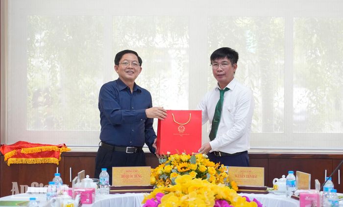 Phó Thủ tướng Chính phủ Hồ Quốc Dũng tặng quà cho đại diện Công ty Cổ phần Rau quả thực phẩm An Giang. Ảnh: TÂY HỒ.