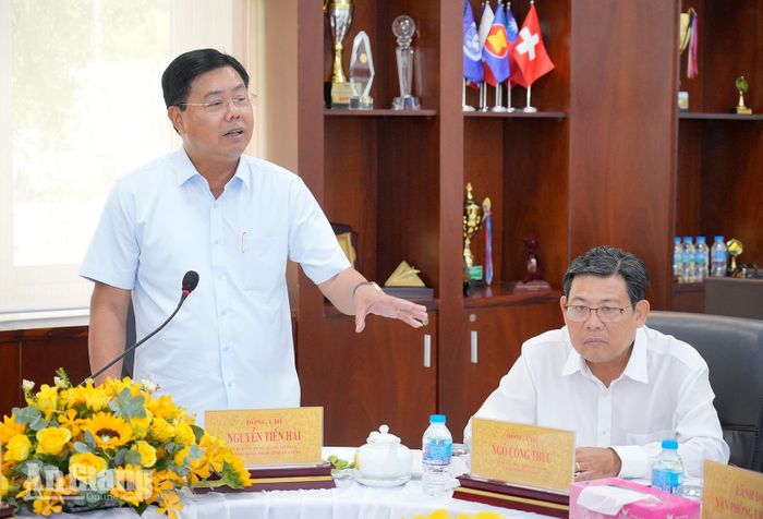 Bí thư Tỉnh ủy An Giang Nguyễn Tiến Hải phát biểu tại buổi làm việc với Công ty Cổ phần Rau quả thực phẩm An Giang. Ảnh: TÂY HỒ.