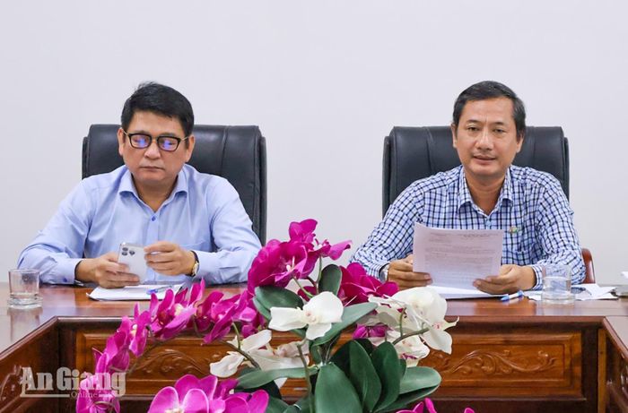 Giám đốc Báo và Phát thanh - Truyền hình tỉnh An Giang Lê Văn Chuyển (bên phải) phát biểu tại buổi làm việc