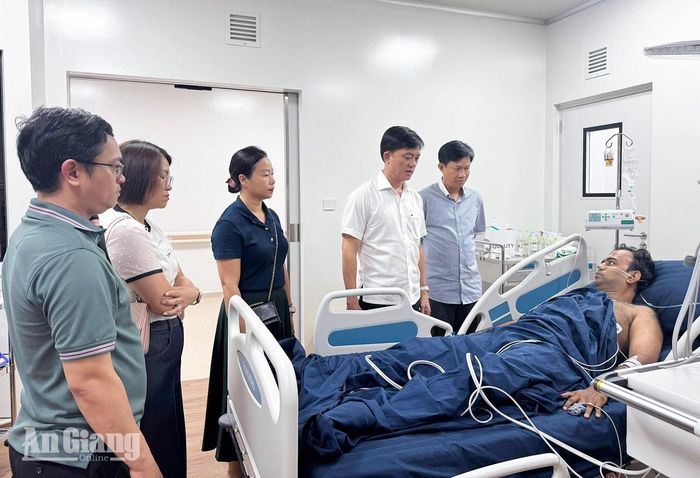 Chủ tịch UBND đặc khu Phú Quốc Trần Minh Khoa thăm hỏi các nạn nhân. Ảnh: Đảng ủy đặc khu Phú Quốc cung cấp