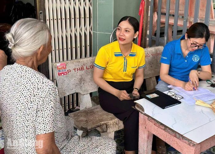 Bảo hiểm xã hội cơ sở Chợ Mới tuyên truyền, vận động người hưởng lương hưu, trợ cấp đăng ký nhận tiền qua tài khoản cá nhân.