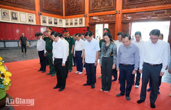 Phó Thủ tướng Chính phủ Hồ Quốc Dũng cùng đoàn công tác thành kính mặc niệm tưởng nhớ Chủ tịch Hồ Chí Minh cùng các anh hùng liệt sĩ, người có công tại Đền tưởng niệm. Ảnh: TÂY HỒ