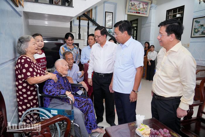 Phó Thủ tướng Chính phủ Hồ Quốc Dũng cùng đoàn công tác đến thăm Mẹ Việt Nam Anh hùng Trần Thị Thu. Ảnh: TÂY HỒ