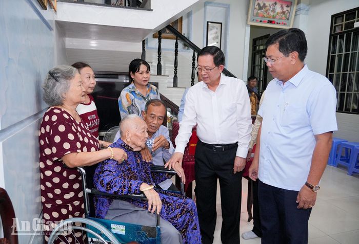 Phó Thủ tướng Chính phủ Hồ Quốc Dũng ân cần thăm hỏi sức khỏe Mẹ Việt Nam anh hùng Trần Thị Thu tại đường Sư Thiện Ân, phường Rạch Giá. Ảnh: TÂY HỒ