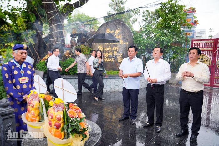 Phó Thủ tướng Chính phủ Hồ Quốc Dũng cùng lãnh đạo tỉnh thắp hương tại mộ Anh hùng dân tộc Nguyễn Trung Trực. Ảnh: TÂY HỒ